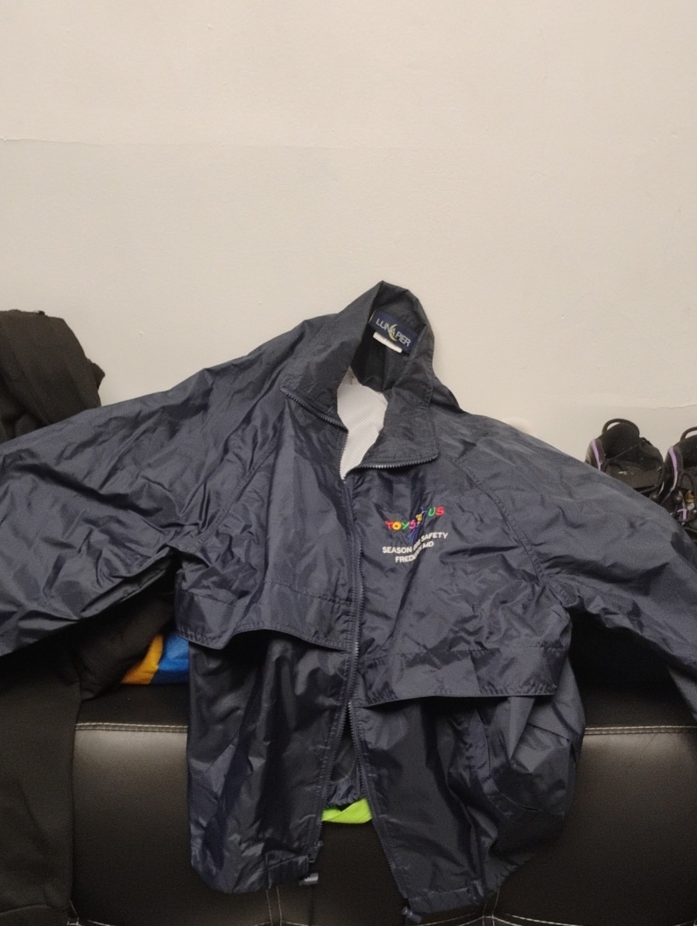 TOYS R US SEASON FOR SAFETY FREDRICK MD JACKET EXCELLENT CONDITION